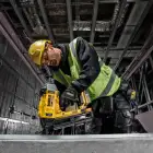 Kit DeWALT - Pregadora Betão S/Escovas + 50 Pregos DCN890P2 DCN8901020